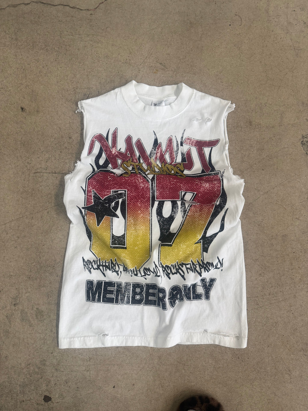 Member only sleeveless Vshirt